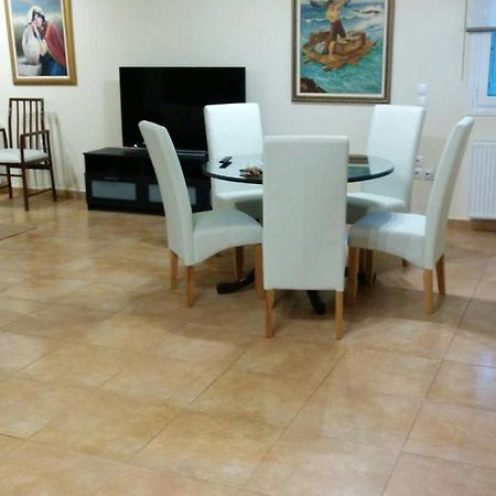 Lovely 2-Bedroom Apartment At Greek Riviera Vári المظهر الخارجي الصورة