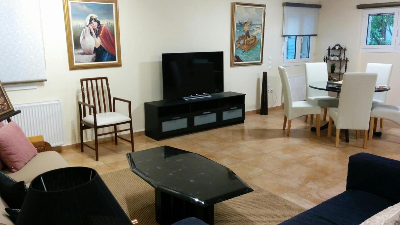 Lovely 2-Bedroom Apartment At Greek Riviera Vári المظهر الخارجي الصورة