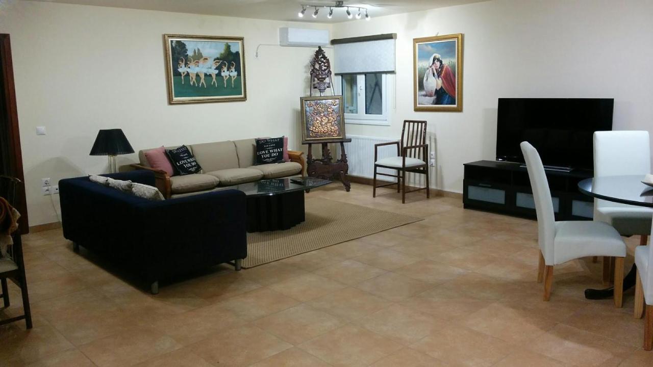 Lovely 2-Bedroom Apartment At Greek Riviera Vári المظهر الخارجي الصورة
