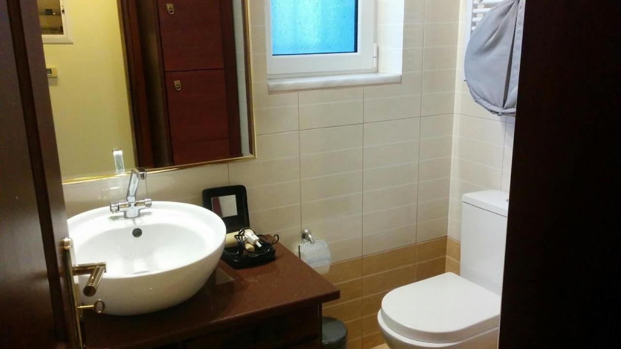 Lovely 2-Bedroom Apartment At Greek Riviera Vári المظهر الخارجي الصورة