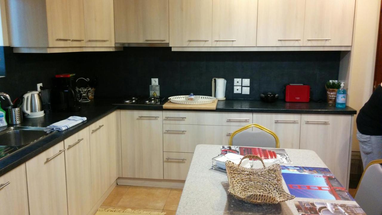 Lovely 2-Bedroom Apartment At Greek Riviera Vári المظهر الخارجي الصورة