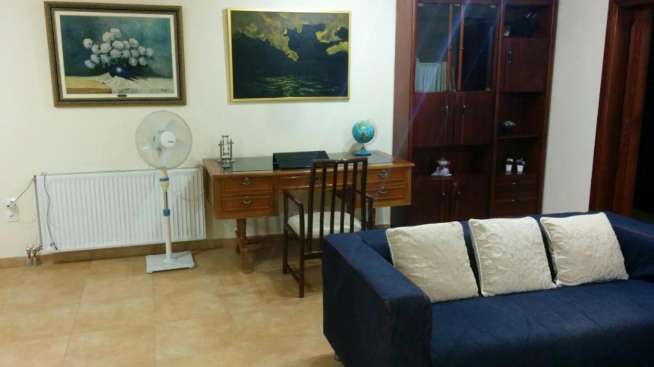 Lovely 2-Bedroom Apartment At Greek Riviera Vári المظهر الخارجي الصورة