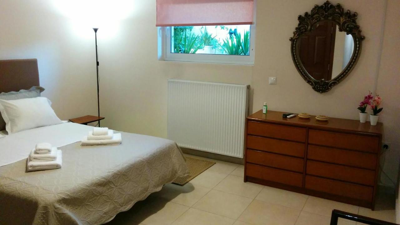 Lovely 2-Bedroom Apartment At Greek Riviera Vári المظهر الخارجي الصورة