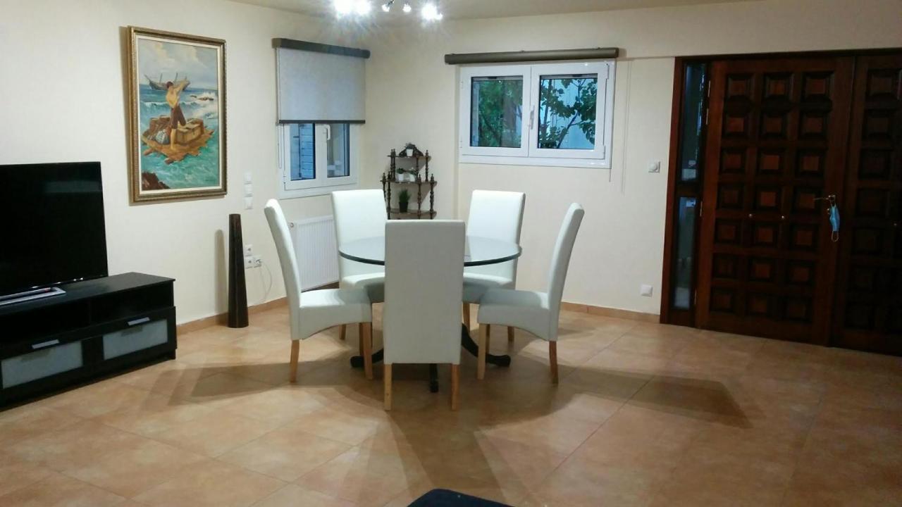 Lovely 2-Bedroom Apartment At Greek Riviera Vári المظهر الخارجي الصورة