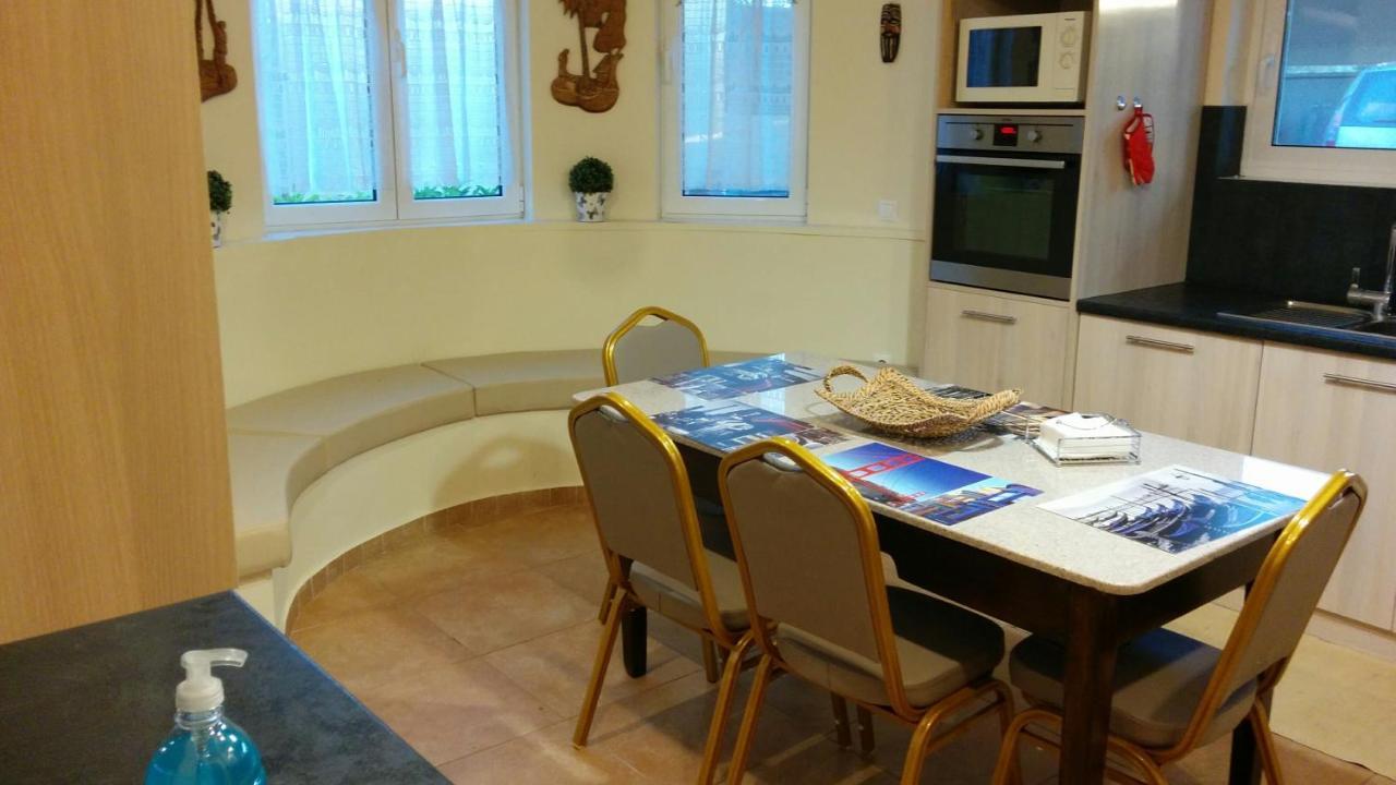 Lovely 2-Bedroom Apartment At Greek Riviera Vári المظهر الخارجي الصورة