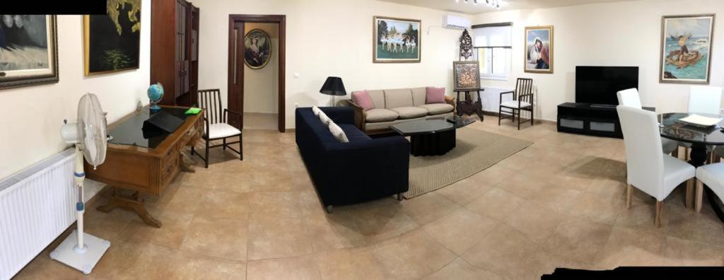 Lovely 2-Bedroom Apartment At Greek Riviera Vári المظهر الخارجي الصورة