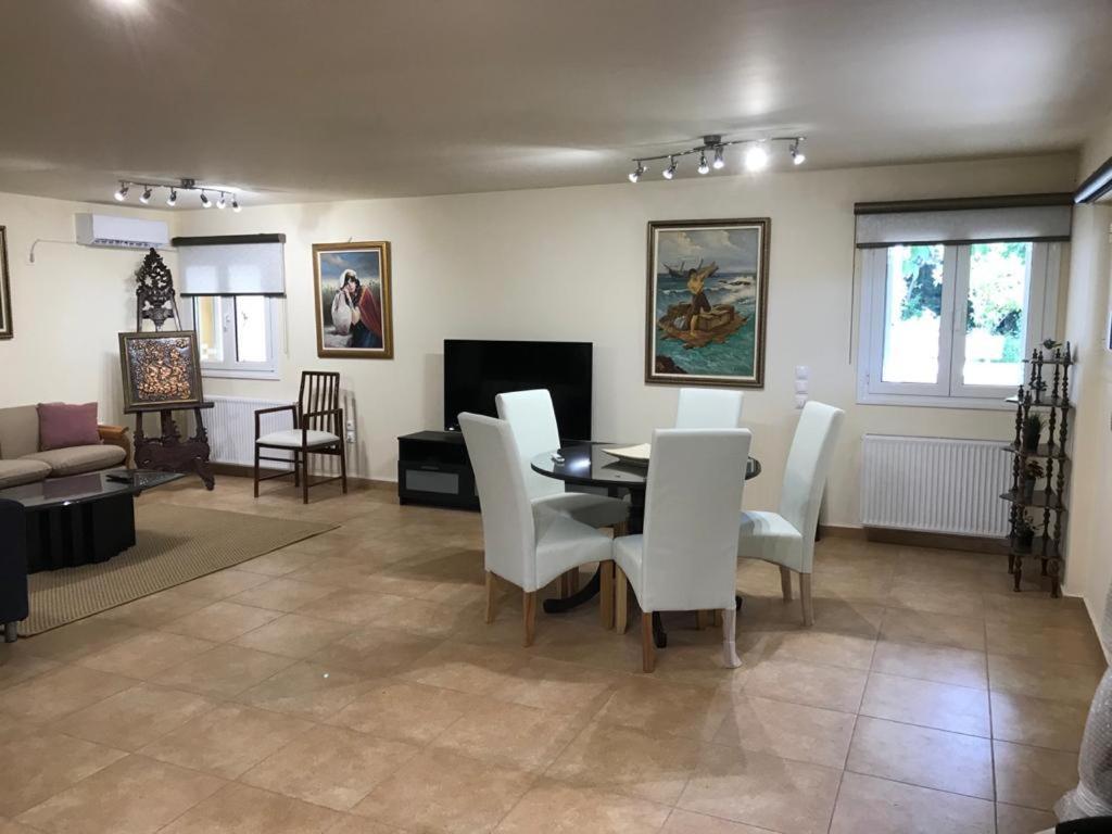 Lovely 2-Bedroom Apartment At Greek Riviera Vári المظهر الخارجي الصورة